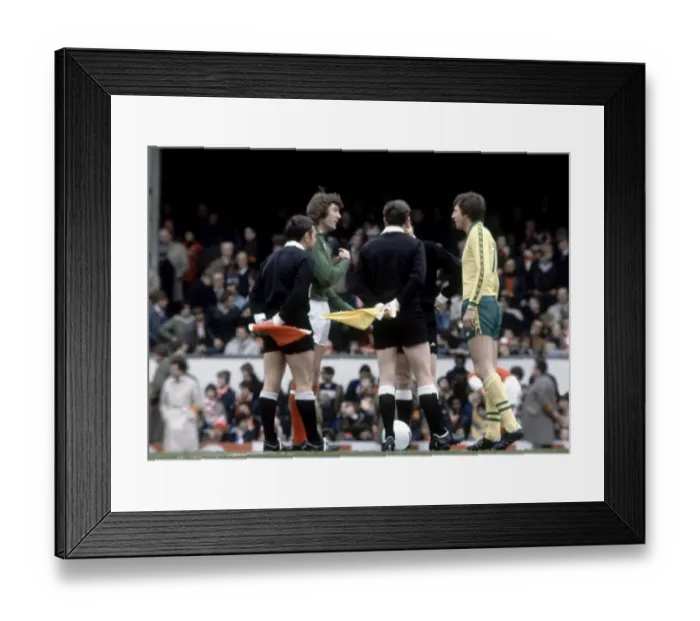 Framed Print : Norwich City Arsenal 1 v. Norwich City 1. Martin Peters of Norwich Framed Print : Norwich City Arsenal 1 v. Norwich City 1. Martin Peters of Norwich