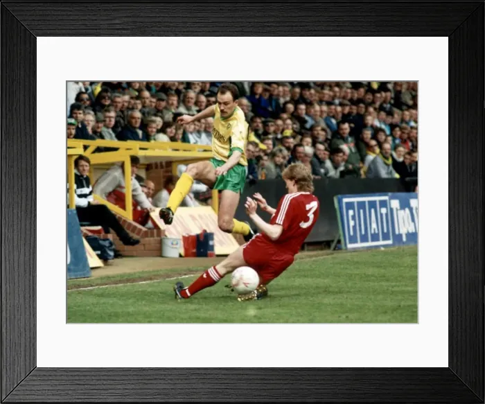 Framed Print : Liverpool v. Norwich City Steve Staunton tackling Michael Phelan Framed Print : Liverpool v. Norwich City Steve Staunton tackling Michael Phelan
