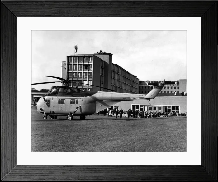 Framed Print : A RAF Westland Whirland, (XN 127) of the Queens Flight
