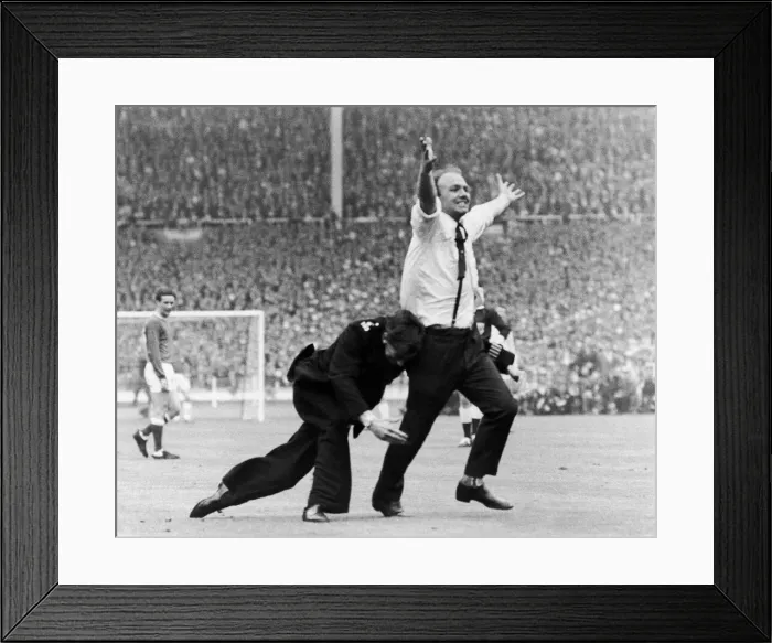 Framed Print : FA Cup Final at Wembley Stadium. Everton 3 v Sheffield Wednesday 2 Framed Print : FA Cup Final at Wembley Stadium. Everton 3 v Sheffield Wednesday 2
