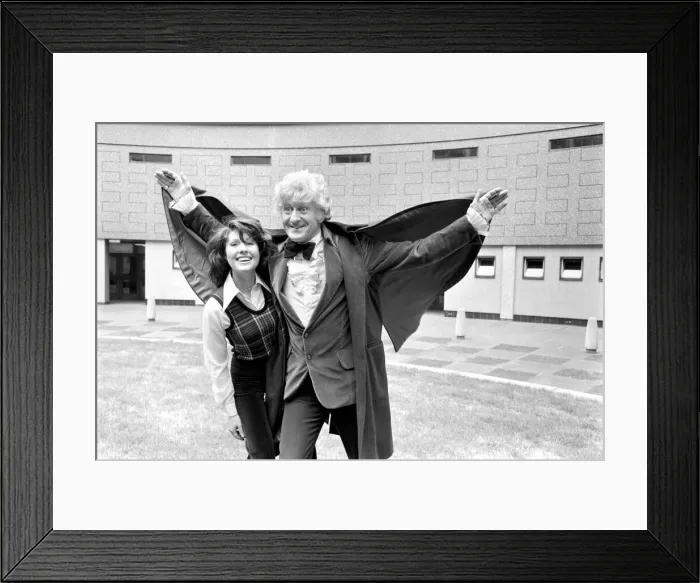Framed Print : Elisabeth Sladen with Jon Pertwee standing in the courtyard of BBC Television Centre Framed Print : Elisabeth Sladen with Jon Pertwee standing in the courtyard of BBC Television Centre