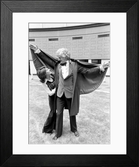 Framed Print : Elisabeth Sladen with Jon Pertwee standing in the courtyard of BBC Television Centre