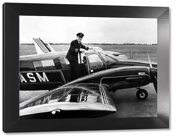 A 35, 000 Piper Seneca charter aircraft, which was painted all black with gold lines