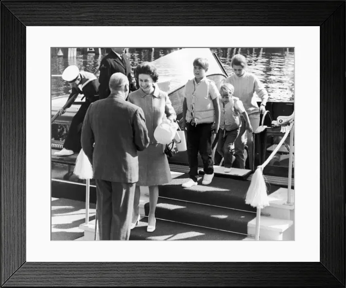 Framed Print : Royal Tour, The Queen meeting King Olaf of Norway. Prince Edward