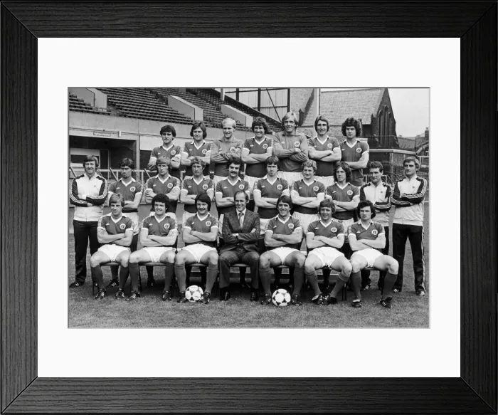 Framed Print : Everton squad pose for a group photograph at Goodison Park, 30th July 1979 Framed Print : Everton squad pose for a group photograph at Goodison Park, 30th July 1979