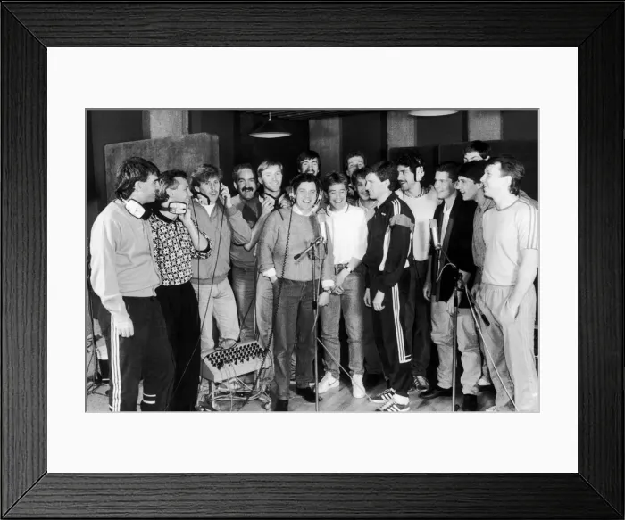 Framed Print : Everton team in the recording studio, cutting a record. 9th April 1986