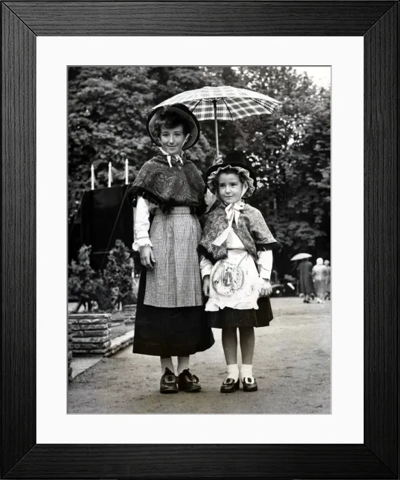 Framed Print : Welsh Costume - Gwenno Thomas, aged 12, and her seven year old sister Haf Framed Print : Welsh Costume - Gwenno Thomas, aged 12, and her seven year old sister Haf