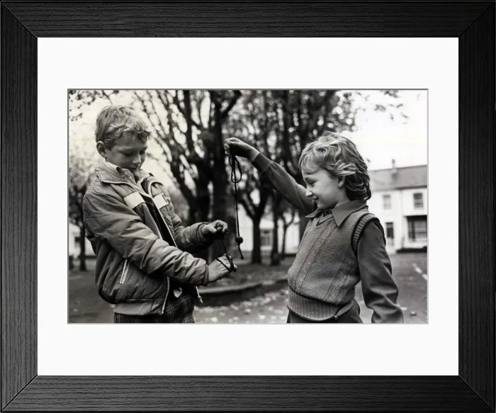 Framed Print : Conkers - Gareth Bourne, aged 10, and his sister Janine, aged six Framed Print : Conkers - Gareth Bourne, aged 10, and his sister Janine, aged six