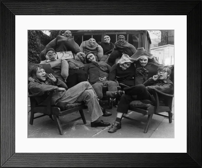 Framed Print : Stephen Roberts and John Pucio can afford to sit back and take it easy Framed Print : Stephen Roberts and John Pucio can afford to sit back and take it easy