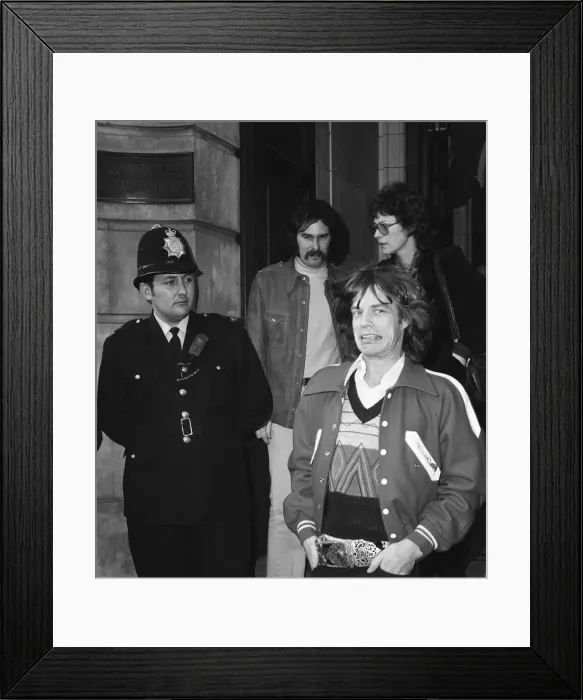 Framed Print : Mick Jagger of the Rolling Stones leaving court in London after he admitted possession of Framed Print : Mick Jagger of the Rolling Stones leaving court in London after he admitted possession of