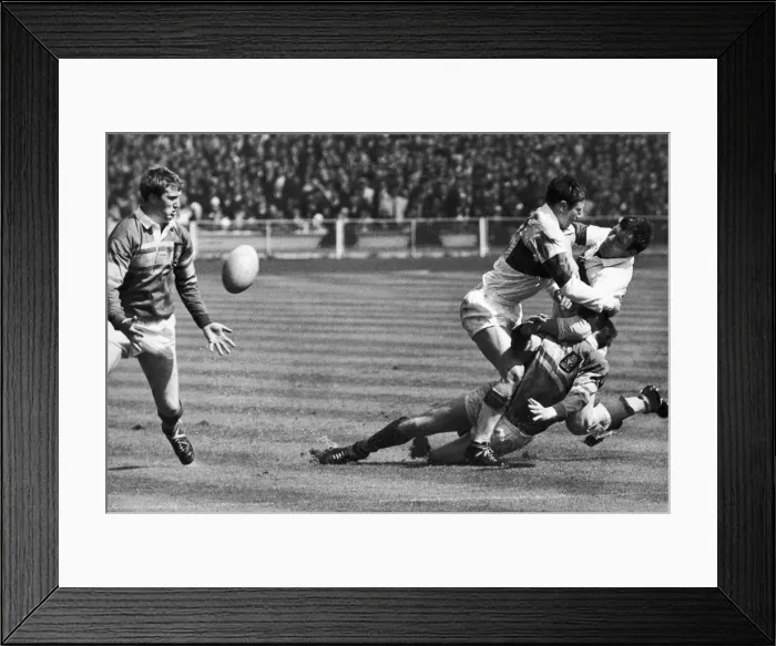 Framed Print : Leeds v Wakefield Rugby League Cup Final 11th May 1968. Batten of Leeds passes when