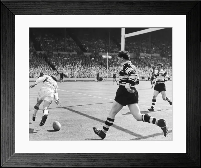 Framed Print : Wakefields A Skene avoids the Hull defence to score a try in the Rugby League Cup Final