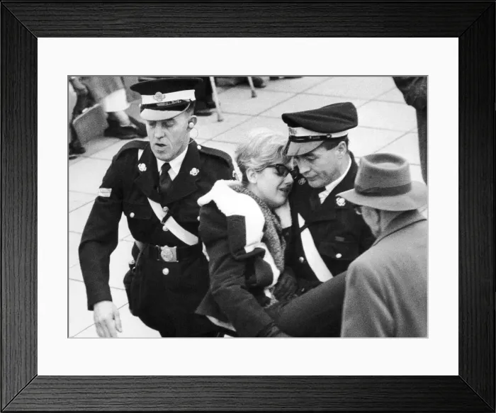 Framed Print : Widnes Rugby League team arrive home with Challenge Cup Framed Print : Widnes Rugby League team arrive home with Challenge Cup