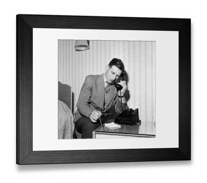 Framed Print : Norwich City FC captain Ron Ashman on his Round Britain telephone trip Framed Print : Norwich City FC captain Ron Ashman on his Round Britain telephone trip