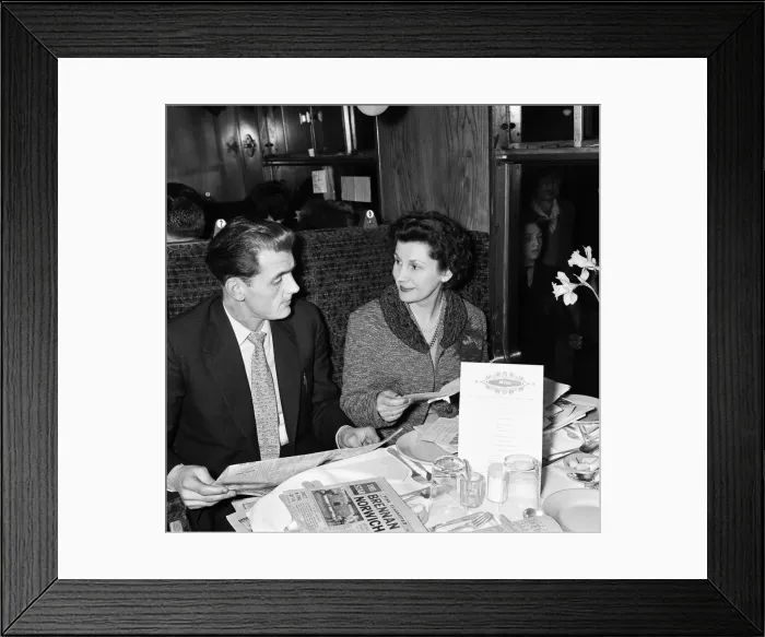 Framed Print : Norwich City FC V. Luton Town. Players return from Liverpool St