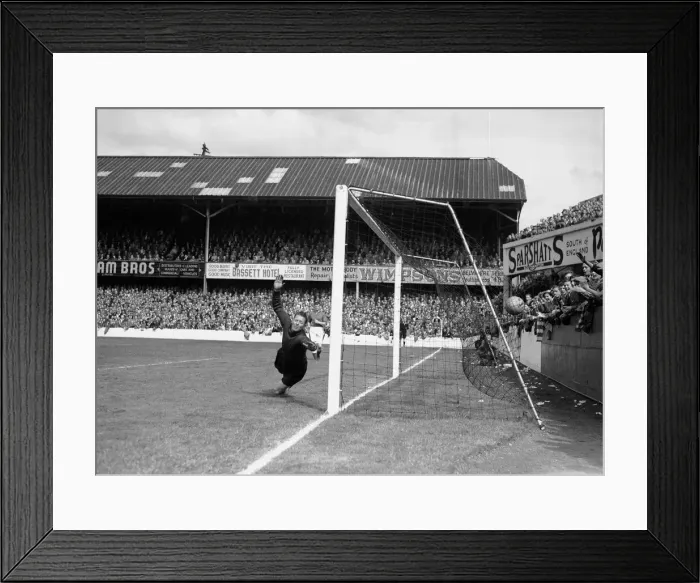 Framed Print : English League Division Two match at The Dell. Southampton 1 v Everton 0 Framed Print : English League Division Two match at The Dell. Southampton 1 v Everton 0