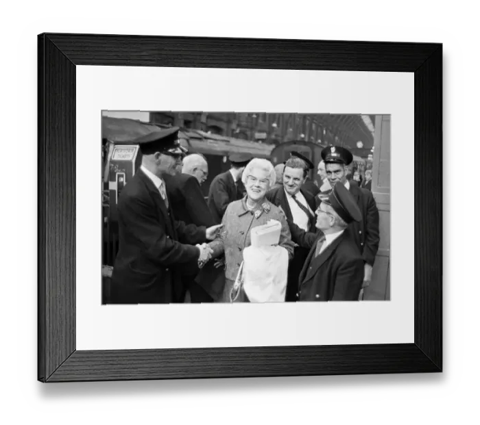 Framed Print : Robert and Cissie Charlton, parents of England football brothers Bobby