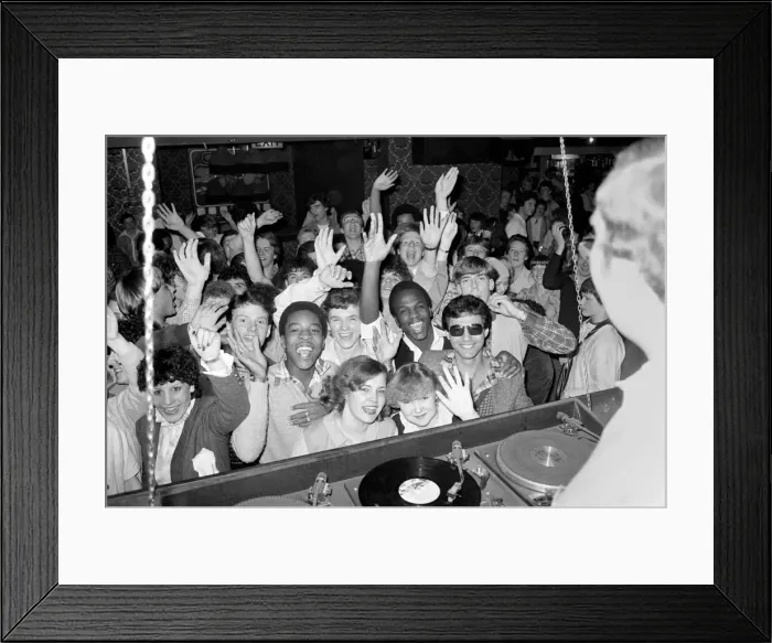 Framed Print : Nightclubs dancing: Disco fever at The Kings, Seven Kings, Ilford, Essex Framed Print : Nightclubs dancing: Disco fever at The Kings, Seven Kings, Ilford, Essex