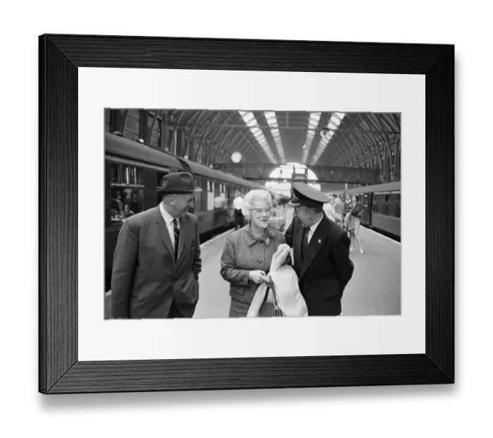 Framed Print : Robert and Cissie Charlton, parents of England football brothers Bobby
