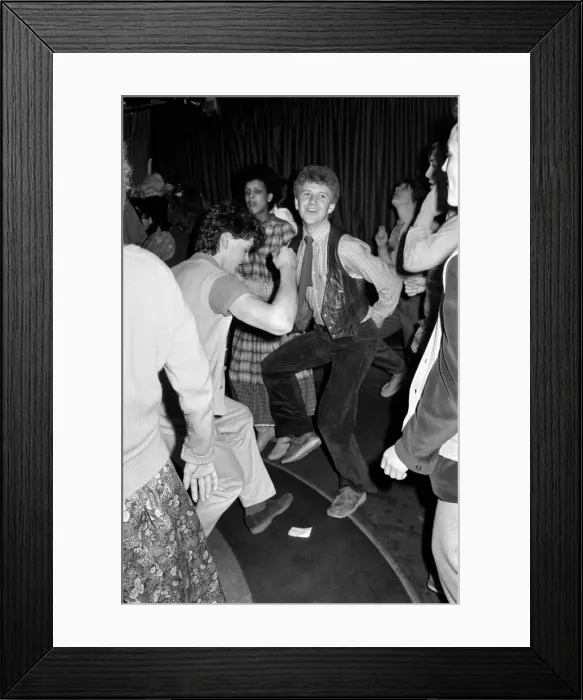 Framed Print : Nightclubs dancing: Disco fever at The Kings, Seven Kings, Ilford, Essex Framed Print : Nightclubs dancing: Disco fever at The Kings, Seven Kings, Ilford, Essex