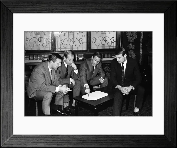 Framed Print : England team manager Alf Ramsey talks over tactics at a Liverpool hotel with (l to r