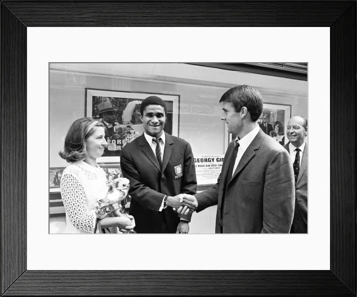 Framed Print : Scenes at the Royal Garden Hotel in Kensington, London, the morning after the World Cup Framed Print : Scenes at the Royal Garden Hotel in Kensington, London, the morning after the World Cup