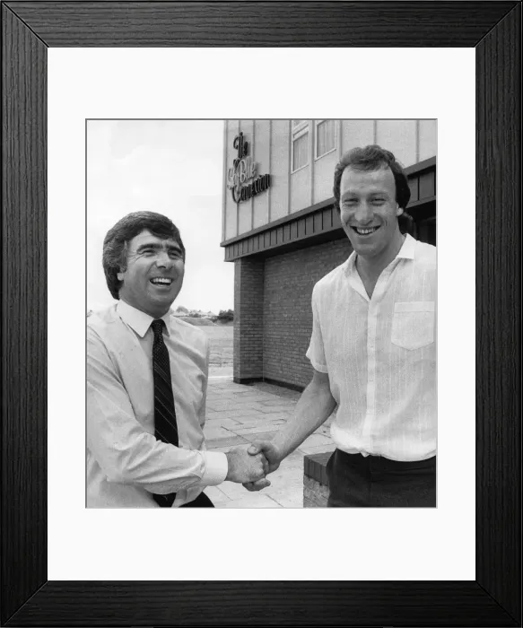 Framed Print : Steve Ogrizovic shakes hands with Bobby Gould after he signed up for Coventry City Framed Print : Steve Ogrizovic shakes hands with Bobby Gould after he signed up for Coventry City