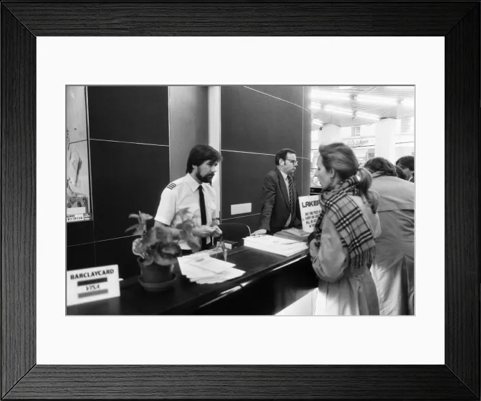 Framed Print : A woman customer at the Victoria check in office, pictured on the day that Laker Airways Framed Print : A woman customer at the Victoria check in office, pictured on the day that Laker Airways