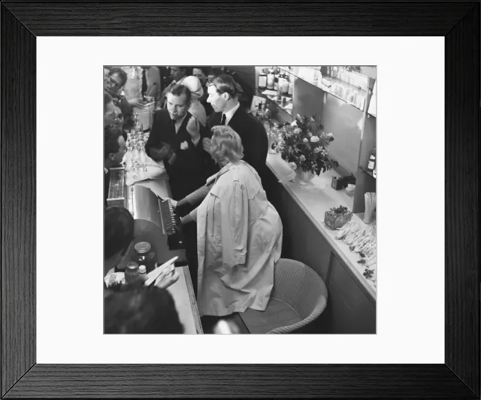 Framed Print : American actress Marilyn Monroe and Sir Laurence Olivier seek refuge from the waiting