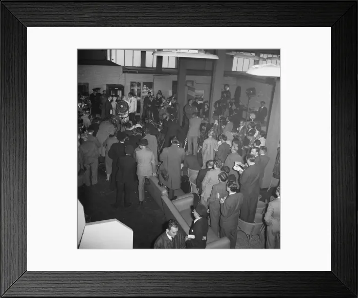 Framed Print : American actress Marilyn Monroe greeted Sir Laurence Olivier Framed Print : American actress Marilyn Monroe greeted Sir Laurence Olivier