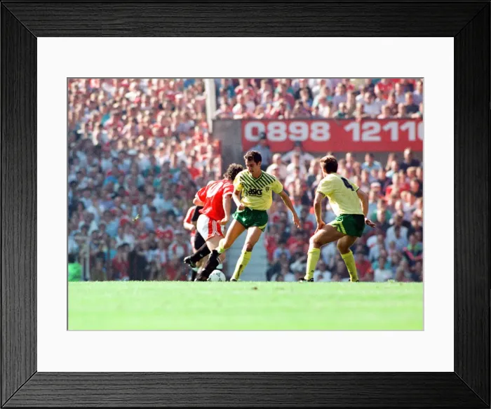 Framed Print : Manchester United v Norwich, league match at Old Trafford, Saturday 7th September 1991 Framed Print : Manchester United v Norwich, league match at Old Trafford, Saturday 7th September 1991