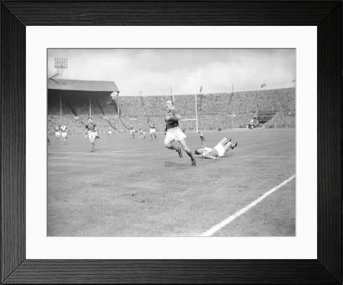 Framed Print : Leeds Lewis Jones evades the Barrow defence to charge towards the try line during