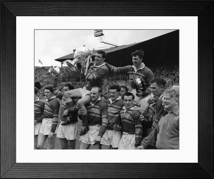 Framed Print : Leeds celebrate their 9 - 7 victory over Barrow in the Rugby League Cup Final at Wembley Framed Print : Leeds celebrate their 9 - 7 victory over Barrow in the Rugby League Cup Final at Wembley