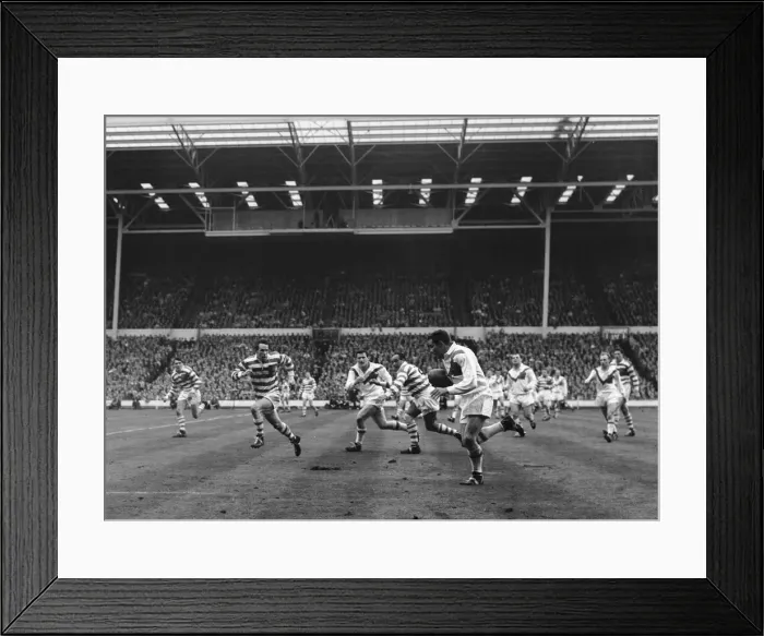 Framed Print : Wakefield Trinity centre Fox passes to Coetzer for the winger to countinue the attack