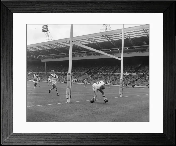 Framed Print : Sampson of Wakefield Trinity scores under Wigans the posts shortly before the half time Framed Print : Sampson of Wakefield Trinity scores under Wigans the posts shortly before the half time
