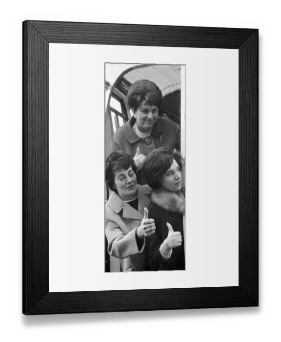 Framed Print : Cup confidence amongs the Widnes wives before the Cup Final match against Hull Kingston Framed Print : Cup confidence amongs the Widnes wives before the Cup Final match against Hull Kingston