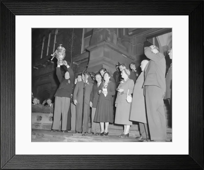 Framed Print : Alan Prescott holds the Rugby League Cup aloft as the St Helens team arrive at the Town