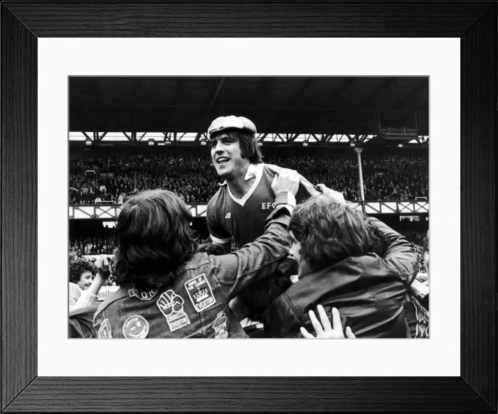Framed Print : Everton forward Bob Latchford mobbed by jubilant fans after scoring his 30th goal of Framed Print : Everton forward Bob Latchford mobbed by jubilant fans after scoring his 30th goal of