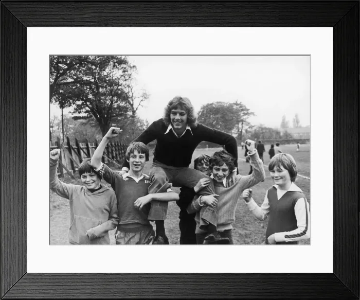 Framed Print : Everton footballer Andy King with young schoolboy fans, their new hero after his winning