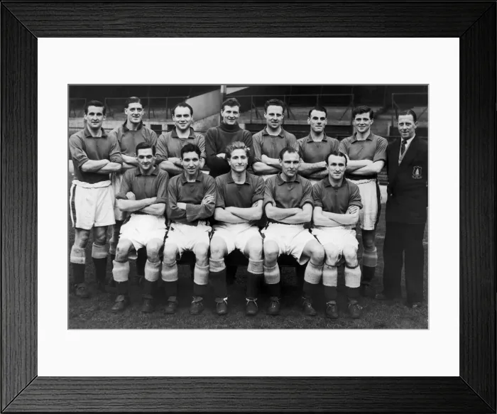 Framed Print : Everton team pose for a group photograph, 28th January 1955 Framed Print : Everton team pose for a group photograph, 28th January 1955
