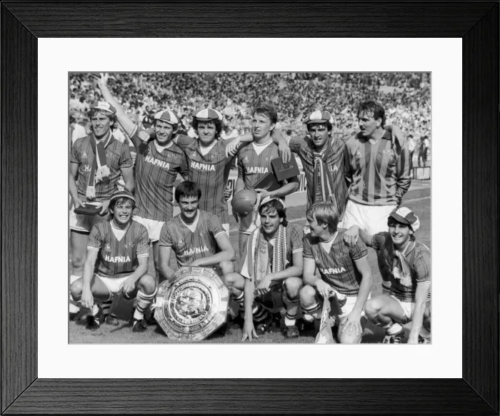 Framed Print : Everton football team pose with the Charity Shield trophy after their 1-0 victory over