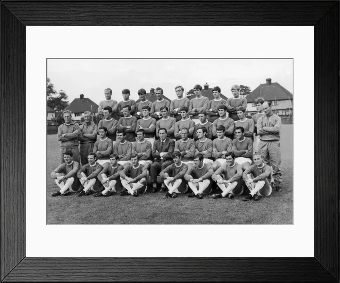 Framed Print : Everton squad pose fore a pre season picture at their Bellefield training camp
