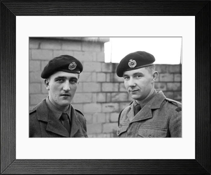 Framed Print : Two young soldiers at Royal Engineers recruiting scheme at Giillingham in Kent