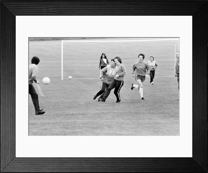 Framed Print : England Womens Football Team, pictured during training session, 25th May 1984 Framed Print : England Womens Football Team, pictured during training session, 25th May 1984