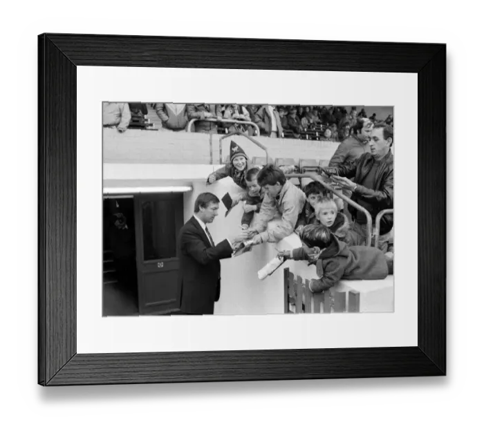Framed Print : New Manchester United manager Alex Ferguson signs autographs for young Oxford United fans