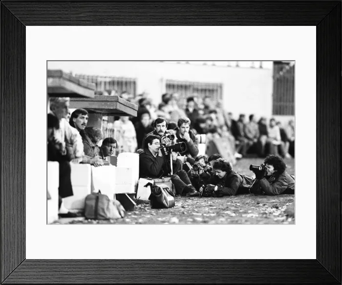 Framed Print : New Manchester United manager Alex Ferguson surrounded by photographers as he sits in Framed Print : New Manchester United manager Alex Ferguson surrounded by photographers as he sits in