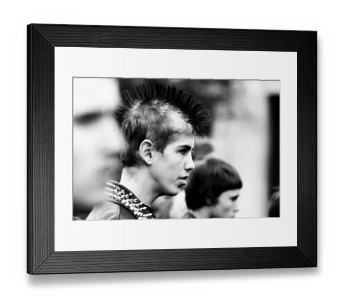 Framed Print : Punks at Sloane Square for a march to Hyde Park to commemorate the death of Sid Vicious