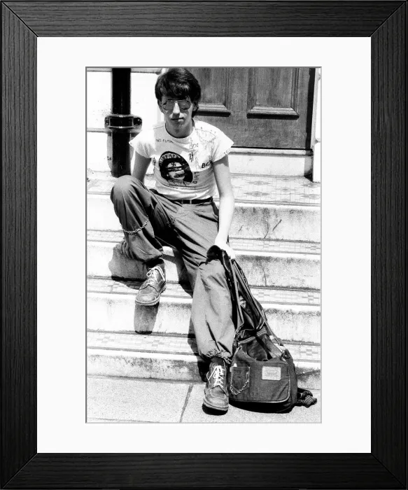 Framed Print : Punk fan wearing a Sex Pistols t-shirt. 8th July 1977 Framed Print : Punk fan wearing a Sex Pistols t-shirt. 8th July 1977