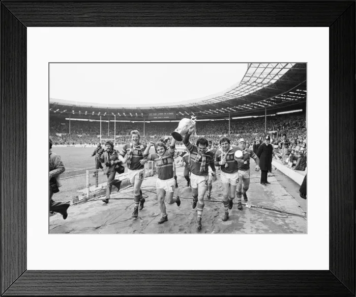 Framed Print : Leeds RLFC seen here completing a lap of honour around Wembley following their victory in Framed Print : Leeds RLFC seen here completing a lap of honour around Wembley following their victory in