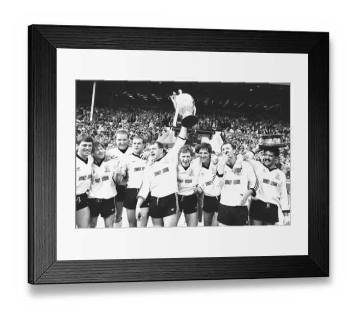 Framed Print : The Widnes team celebrate after their 19 - 6 victory over Wigan in the Rugby League Cup